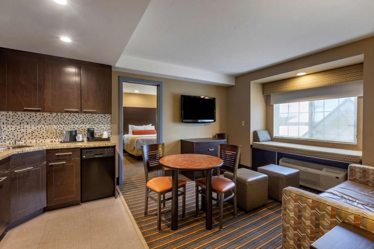 Best Western Plus Woodstock Inn & Suites Exterior photo