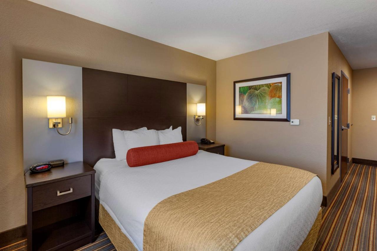Best Western Plus Woodstock Inn & Suites Exterior photo