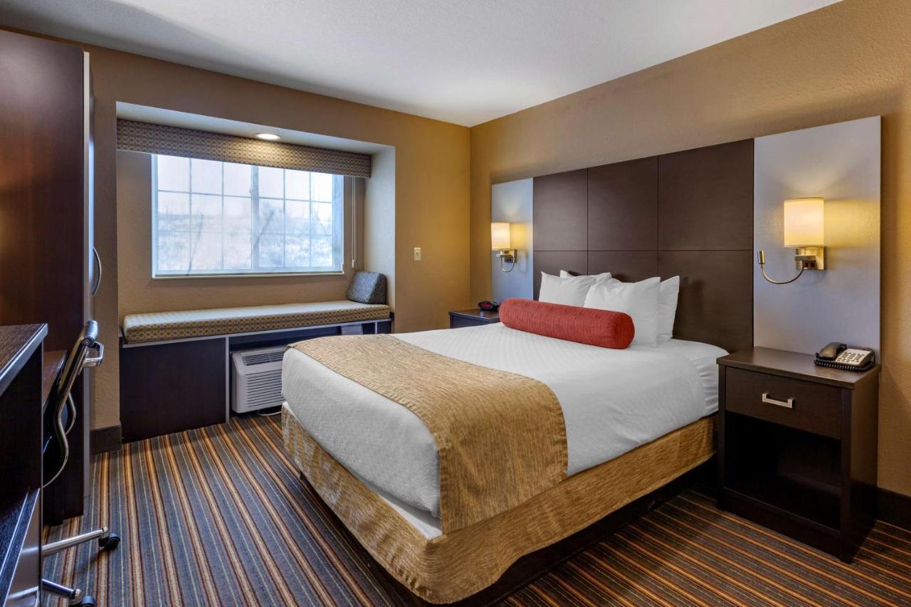 Best Western Plus Woodstock Inn & Suites Exterior photo